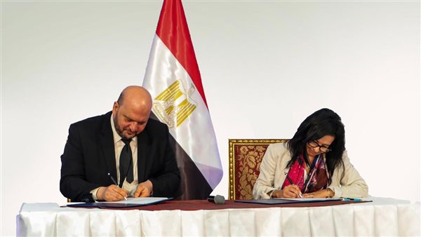 جانب من التوقيع 