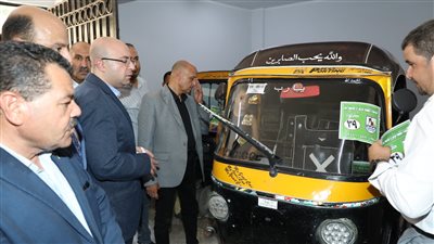 محافظ بني سويف يتابع إجراءات تكويد مركبات التوك توك لمواجهة عشوائية السير 