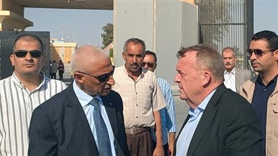 وزير الخارجية الدنماركي يزور معبر رفح ويتفقد المساعدات الإغاثية لـ غزة│صور