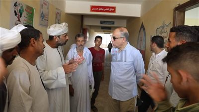 استجابة فورية لشكاوى سكان قرية 8.. محافظ المنيا يتفقد مدرسة الأمل ويوجه بترخيص سيارات أجرة لخدمة الأهالي