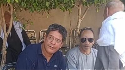 أيمن الرمادي خلال عزاء والدته بالفيوم: كنا عايشين بدعواتها.. وربنا يتولانا بعدها | بث مباشر