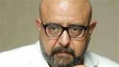 المخرج أحمد شاهين يستقبل العزاء في والدته اليوم