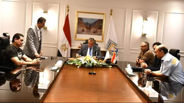 جانب من لقاء محافظ