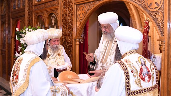 قداسة البابا يصلي