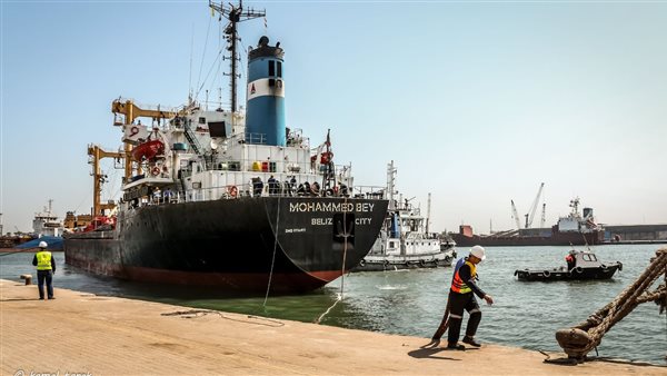 سفينة بأحد الموانئ