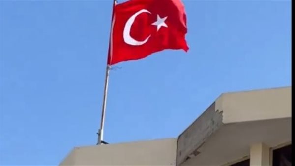 علم تركيا على مبني