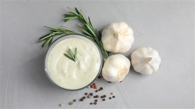 طريقة عمل ثومية بدون نشا.. البطء في الخطوة الأخيرة سر نجاحها