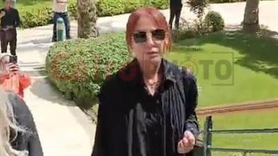 مي كساب تساند زوجة إيهاب جلال خلال تشييع جنازته من مسجد حسن الشربتلي