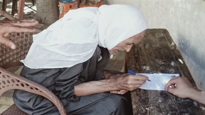 عمره 103 أعوام.. أسرة أكبر دارس بفصول محو الأمية: هيطير من الفرحة وأحفاد أحفاده فخورين به
