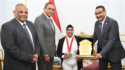 شرفت الصعيد.. محافظ قنا يكرم صفاء النجار لتتويجها ببرونزية بارالمبياد باريس