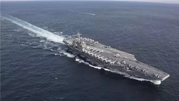 حاملة طائرات أمريكية