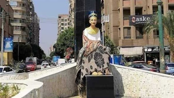 تمثال نفرتيتي بميدان