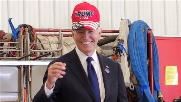 جو بايدن يرتدي قبعة