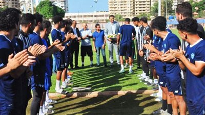 عودة حسام عرفات للتمرين بعد واقعة ابتلاع لسانه.. وزملاؤه يستقبلونه بالورود في ممر شرفي| صور