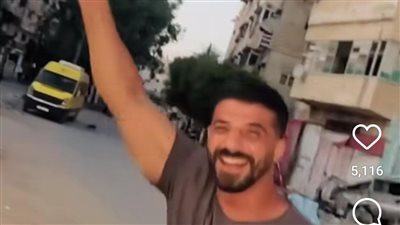 بعد انقطاعها 11 شهرا.. فلسطيني يحتفل بقطعة لحم: المال الحلال