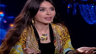 الراقصة دينا عن إمكانية خوض نجلها تجربة المساكنة: ولد يعمل اللي يعمله