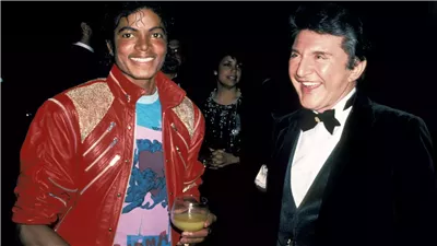 مايكل جاكسون التقى طبيبا مخمورا أجرى له عملية تجميل بالأنف.. ما القصة؟