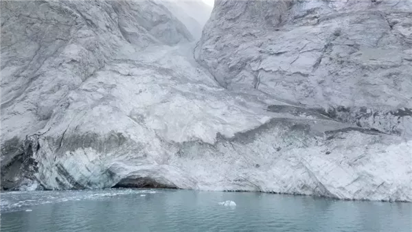 انهيار أرضي ضخم وتسونامي