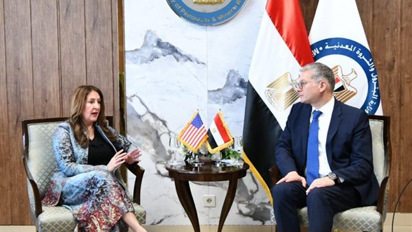 وزير البترول وسفيرة