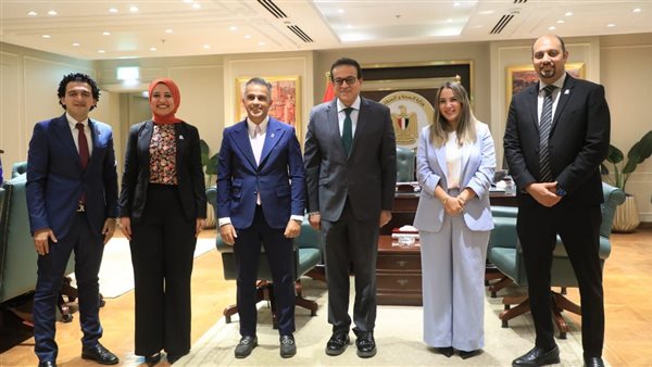 وزير الصحة ووفد قادة