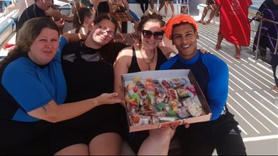  توزيع حلوى المولد النبوي الشريف على السائحين خلال رحلات بحرية بالغردقة| صور