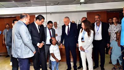 محافظ الأقصر للشباب خلال افتتاحه ملتقى توظيفي: مكتبي مفتوح باستمرار