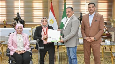 بـ شهادة تقدير.. محافظ الشرقية يكرّم بطلة رفع الأثقال في بارالمبياد باريس | صور