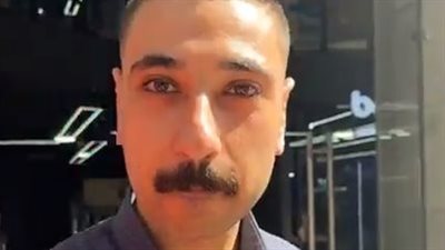 شاب مسيحي يوزع شربات احتفالًا بالمولد النبوي بالإسكندرية: كلنا واحد ومافيش فرق بينا| بث مباشر