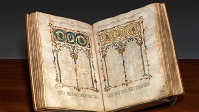 مقابل 5 مليون جنيه إسترليني.. بيع نسخة نادرة من الكتاب المقدس تعود للقرن الـ 14