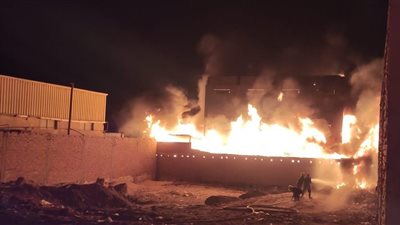 اندلاع حريق هائل داخل مصنع مكرونة بالفيوم