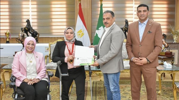 محافظ الشرقية يكرم