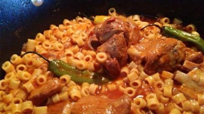 طريقة عمل طاجن مكرونة باللحمة القطع.. مبكبكة ليبي على أصولها