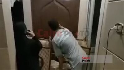 سيدة تحطم باب شقة أرملة طليقها وتطردها في الشارع بالوراق| فيديو