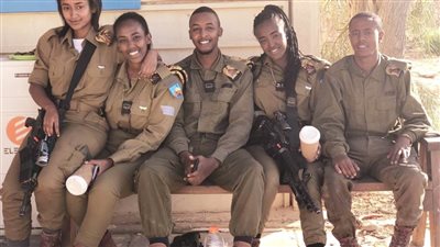 إقامة دائمة وراتب كبير.. إسرائيل تجند الأفارقة للحرب في غزة 