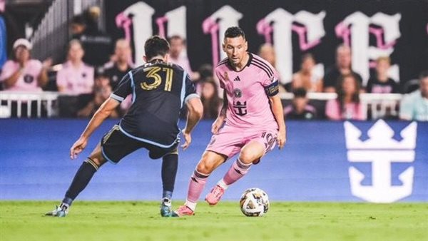 ميسي يراوغ لاعب إنتر