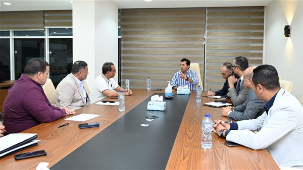وزير الرياضة مع رؤساء