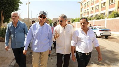محافظ المنيا يتفقد محطة مياه عرب الزينة ويصرف شهرا مكافأة للعاملين تقديرا لأدائهم