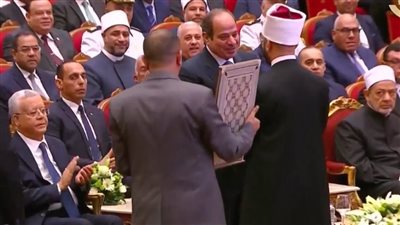 الرئيس السيسي يكرم عددًا من علماء الدين باحتفالية المولد النبوي الشريف | بث مباشر
