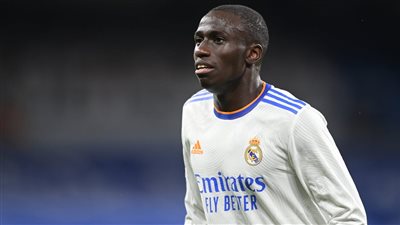 خضع لعملية جراحية.. ريال مدريد يكشف تطورات إصابة فيرلاند ميندي