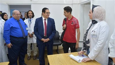 خلال تفقده مستشفى الطلبة.. رئيس جامعة القاهرة يشدد على تعدد العيادات والمنافذ منعا للتكدس أو الزحام 