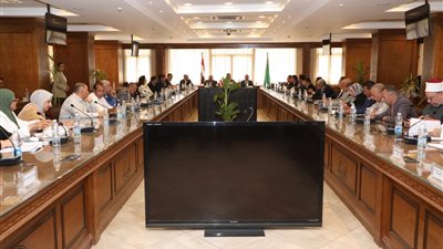 محافظ الجيزة يناقش تعزيز خدمات مياه الشرب والصرف الصحي بالبدرشين والحوامدية