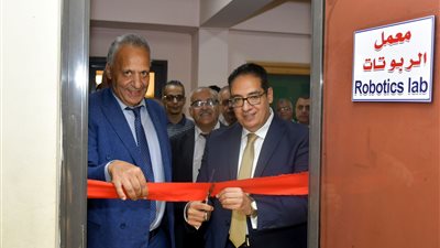 رئيس جامعة القاهرة يفتتح معملي الذكاء الاصطناعي والروبوتات وإنترنت الأشياء لتعزيز البحث ودعم الابتكار