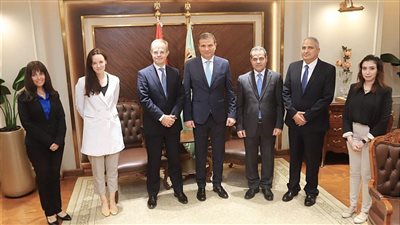 الزراعة تبحث زيادة صادرات الفراولة والبرتقال لـ بريطانيا 