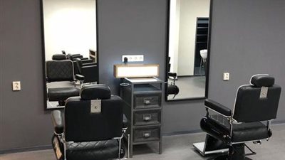 أنا اللي هحلق الأول.. طالب يطعن مهندسًا بسبب خلاف على أولوية الحلاقة بسوهاج