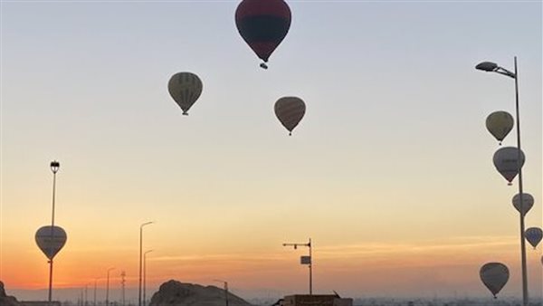 البالون الطائر بسماء