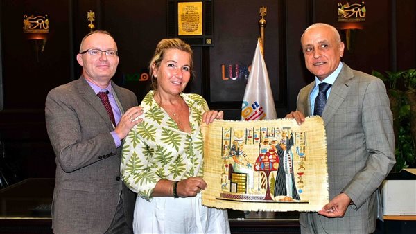 محافظ الأقصر يستقبل