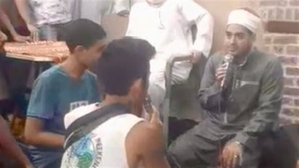 سائح صيني ينطق الشهادتين