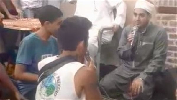 سائح صيني يشهر إسلامه