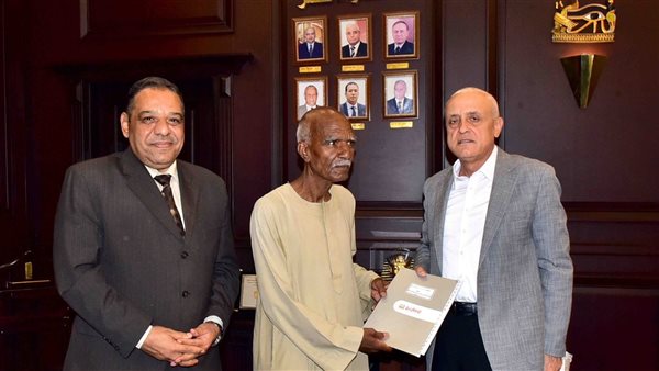 محافظ الأقصر يسلم