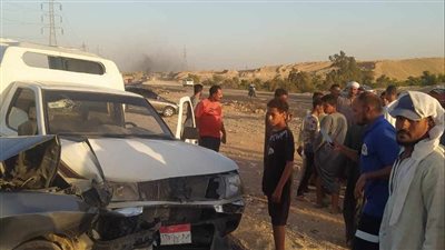 حالتهم خطيرة.. إصابة 3 شباب إثر تصادم سيارتين في قنا